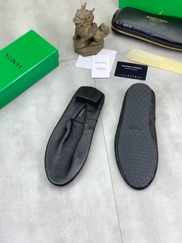 Bottega Veneta Mocasín Negro Dorado Cuero de Avestruz Embossado Slip-On 5