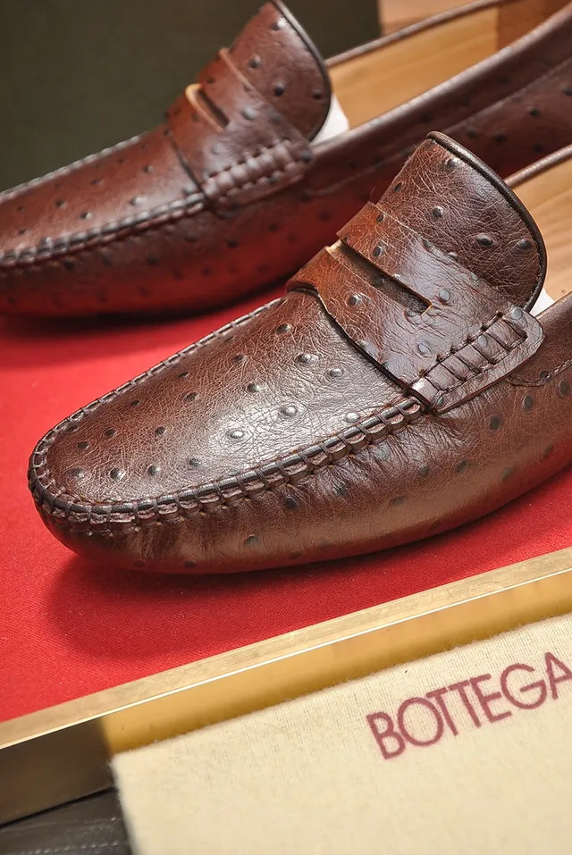 Bottega Veneta بني بيج جلد النعام لوفر رباط السنت 2