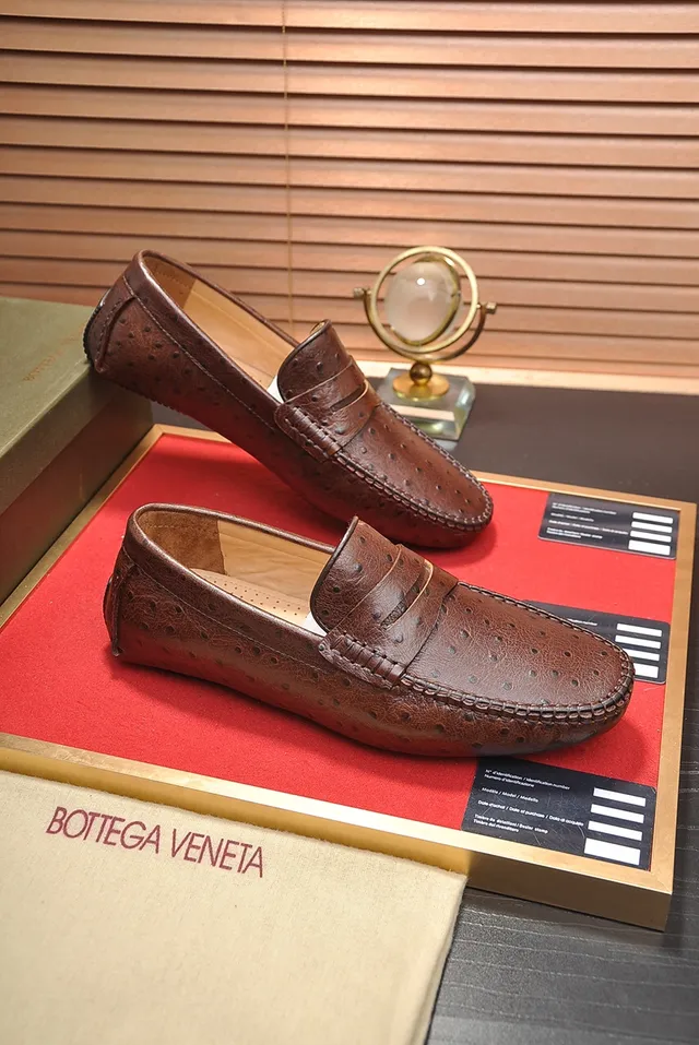 Bottega Veneta بني بيج جلد النعام لوفر رباط السنت 4