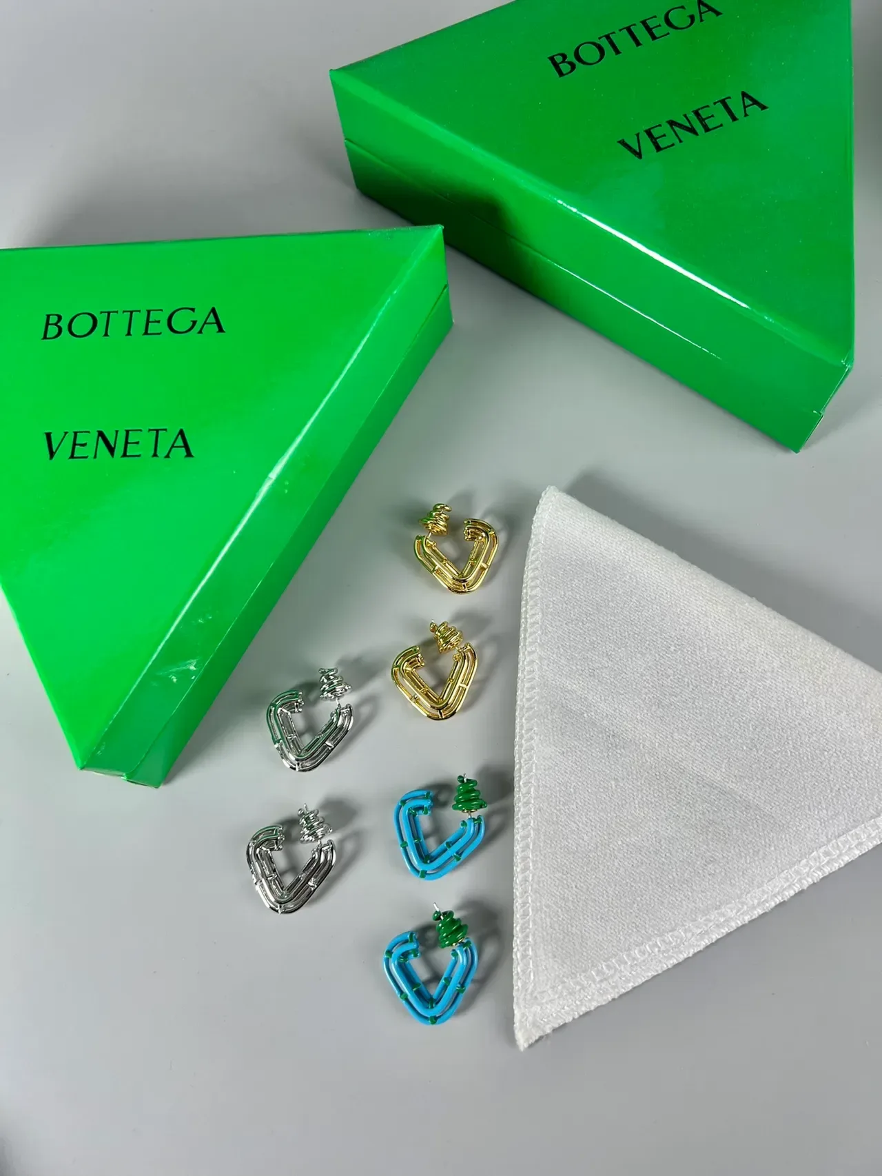 Bottega Veneta أقراط هندسية إطار مفتوح بلون ذهبي 4