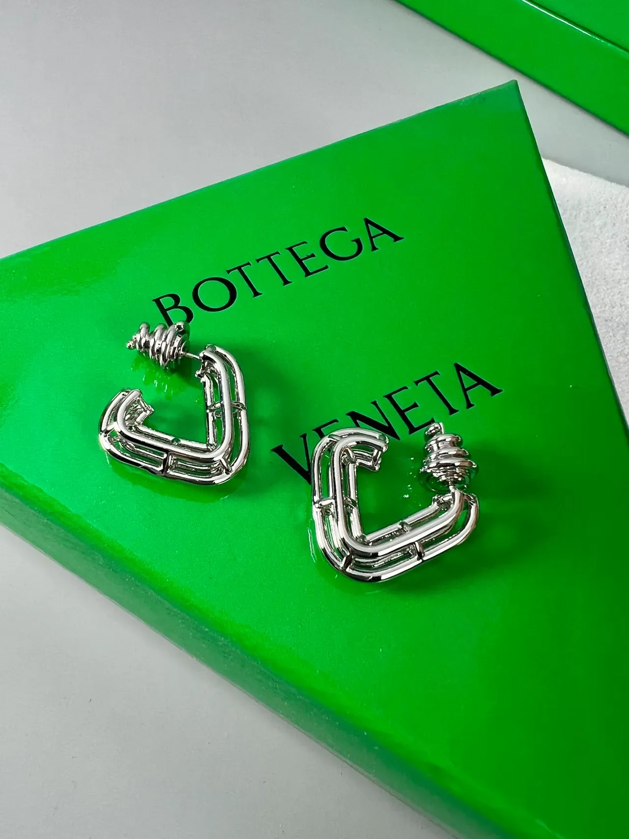 Bottega Veneta أقراط هندسية إطار مفتوح بلون ذهبي 6