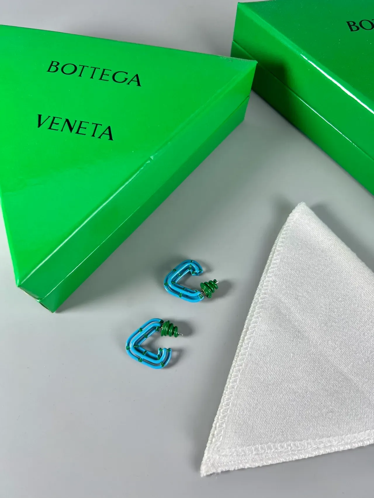 Bottega Veneta أقراط هندسية إطار مفتوح بلون ذهبي 8