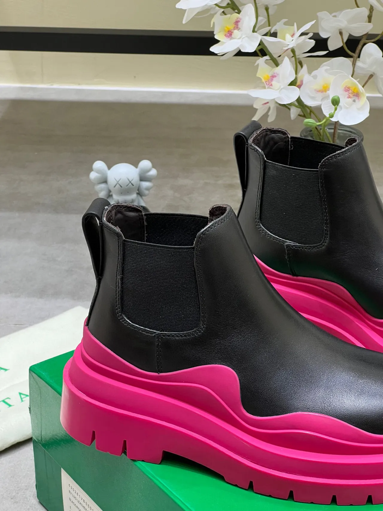 Bottega Veneta Le Cagole Botas Chelsea pretas e rosadas 2