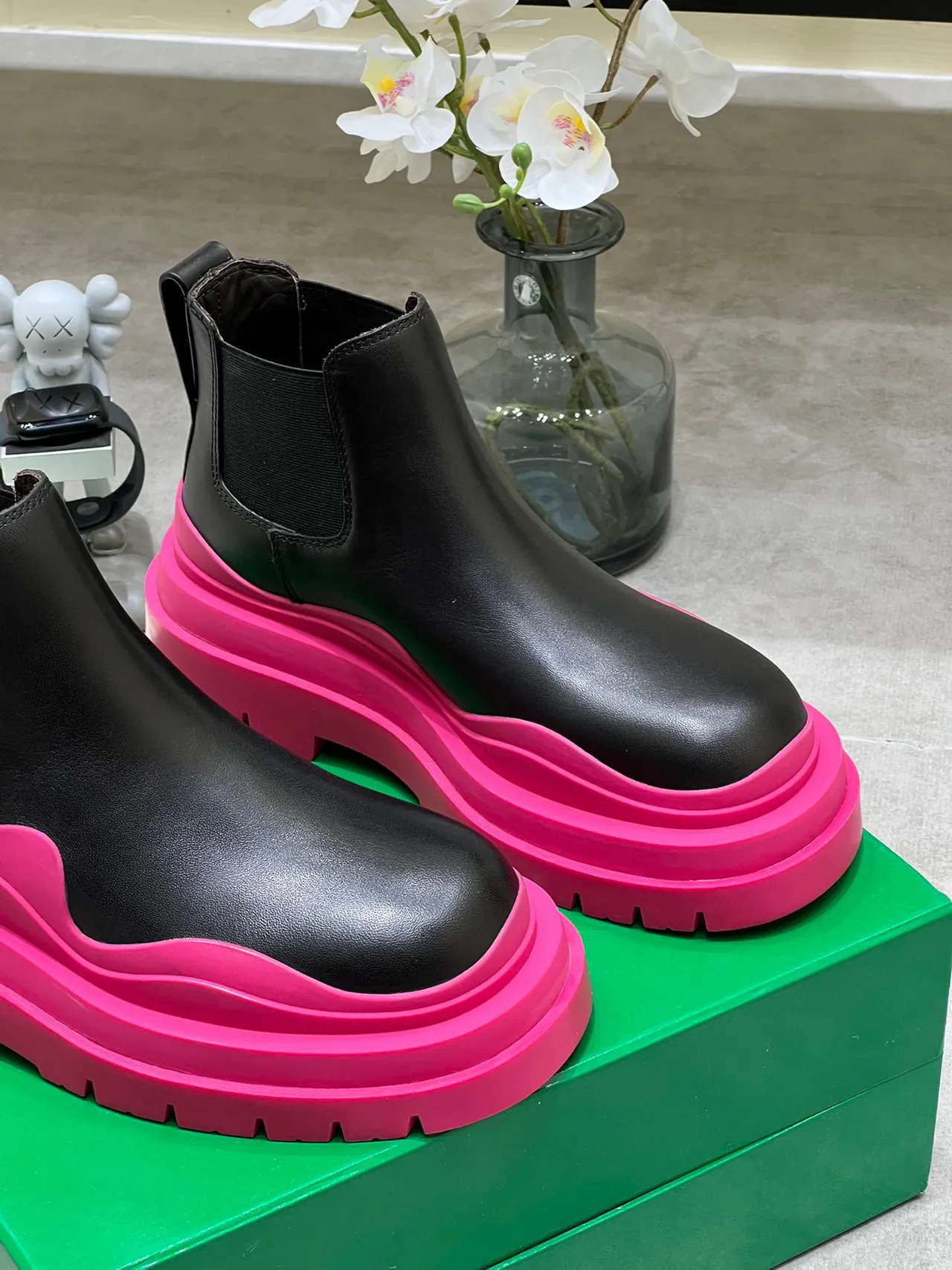 Bottega Veneta Le Cagole Botas Chelsea pretas e rosadas 4