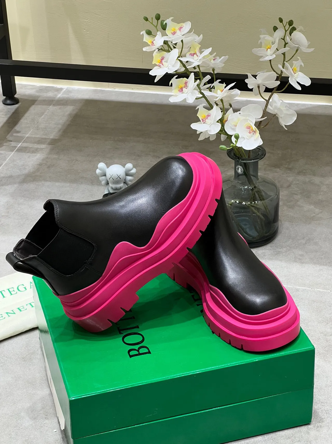 Bottega Veneta Le Cagole Botas Chelsea pretas e rosadas 5