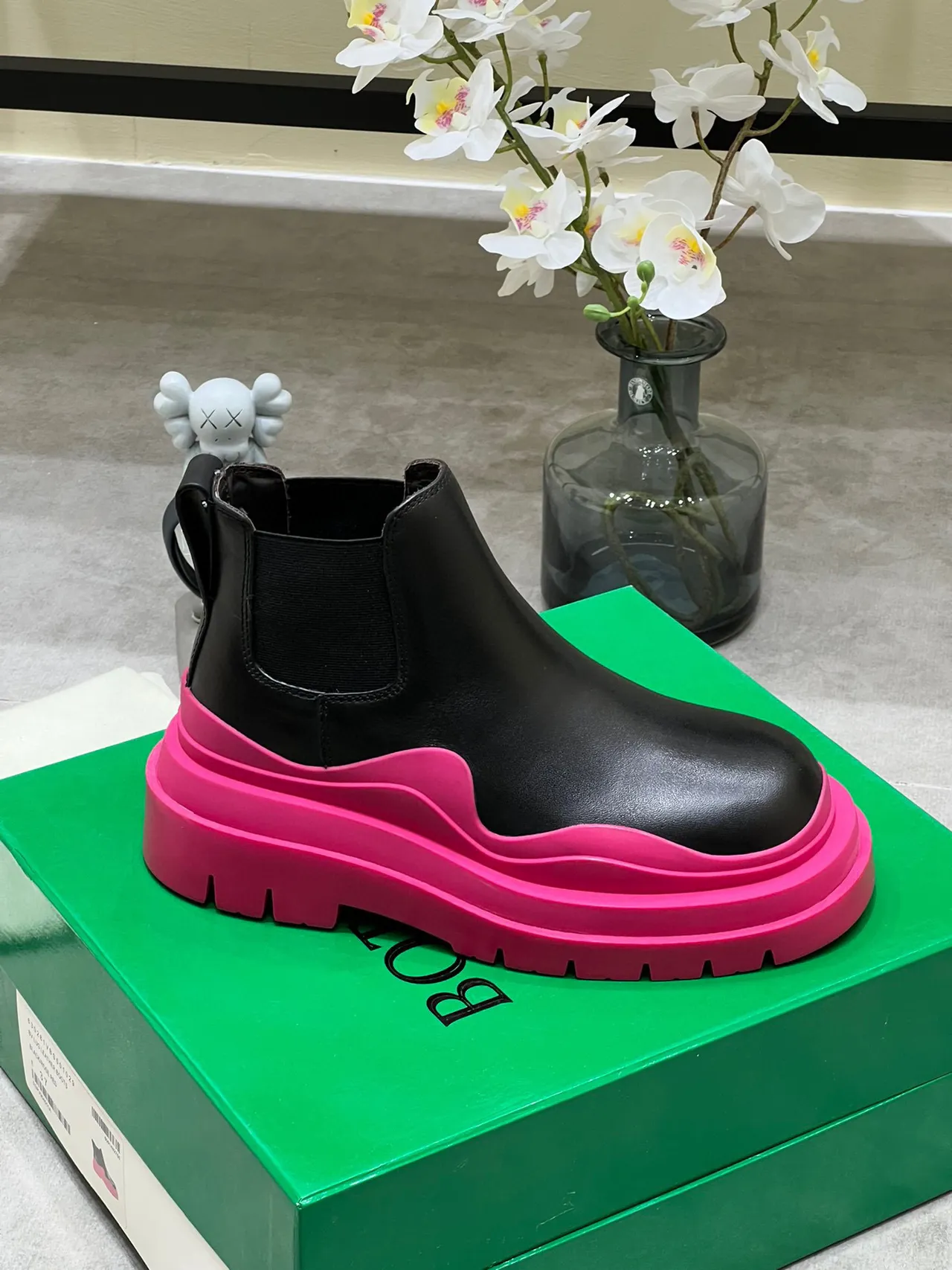 Bottega Veneta Le Cagole Botas Chelsea pretas e rosadas 6