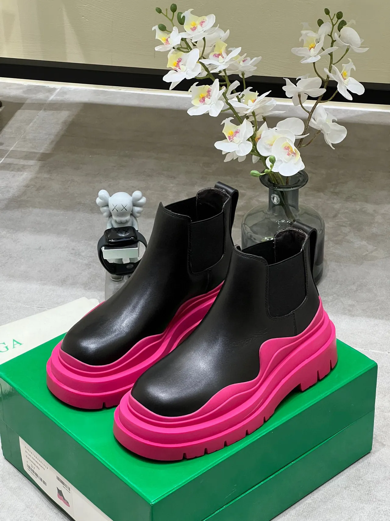 Bottega Veneta Le Cagole Botas Chelsea pretas e rosadas 7
