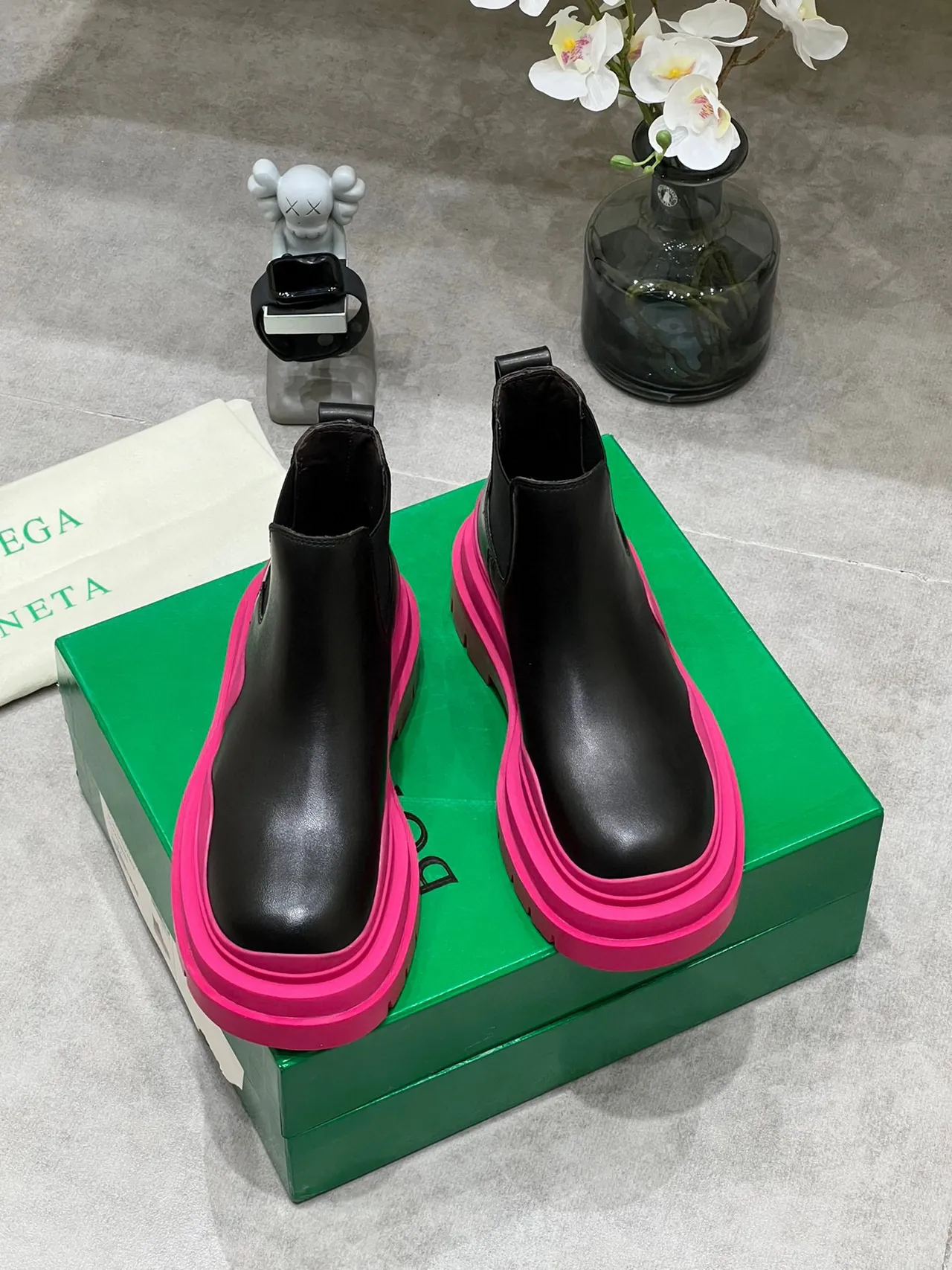 Bottega Veneta Le Cagole Botas Chelsea pretas e rosadas 8