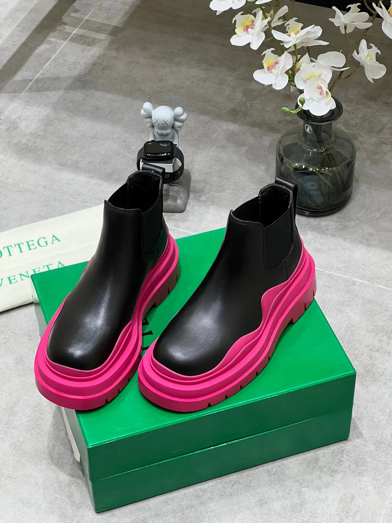Bottega Veneta Le Cagole Botas Chelsea pretas e rosadas 9