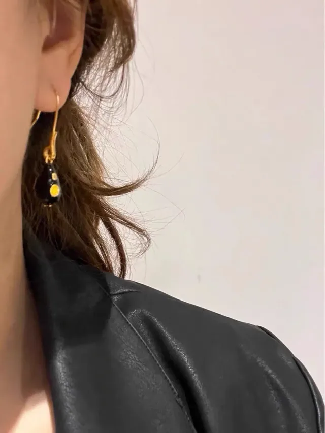 Bottega Veneta أقراط منحوتة بإيمل أبيض ومدموج أصفر ذهبي 4