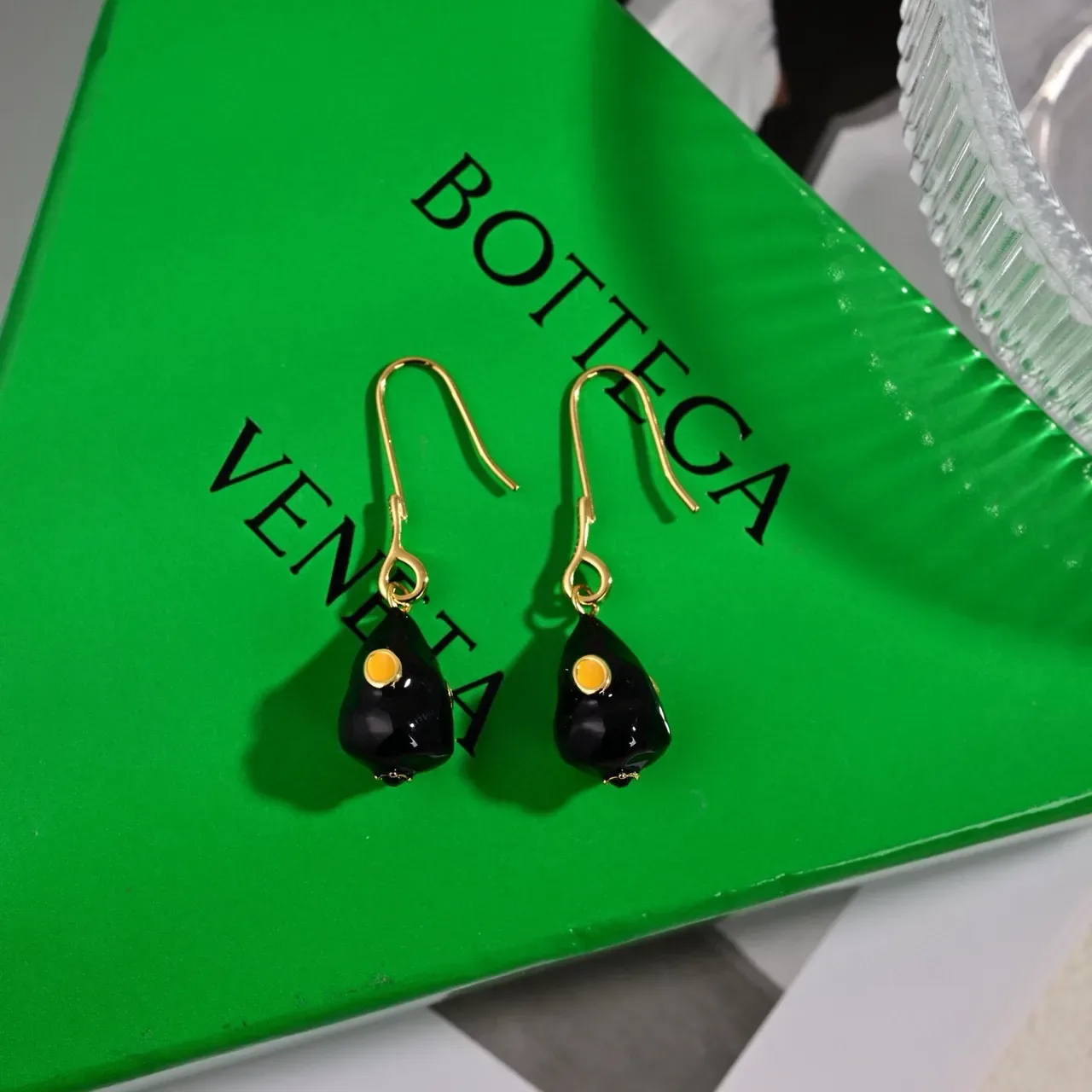 Bottega Veneta أقراط منحوتة بإيمل أبيض ومدموج أصفر ذهبي 6