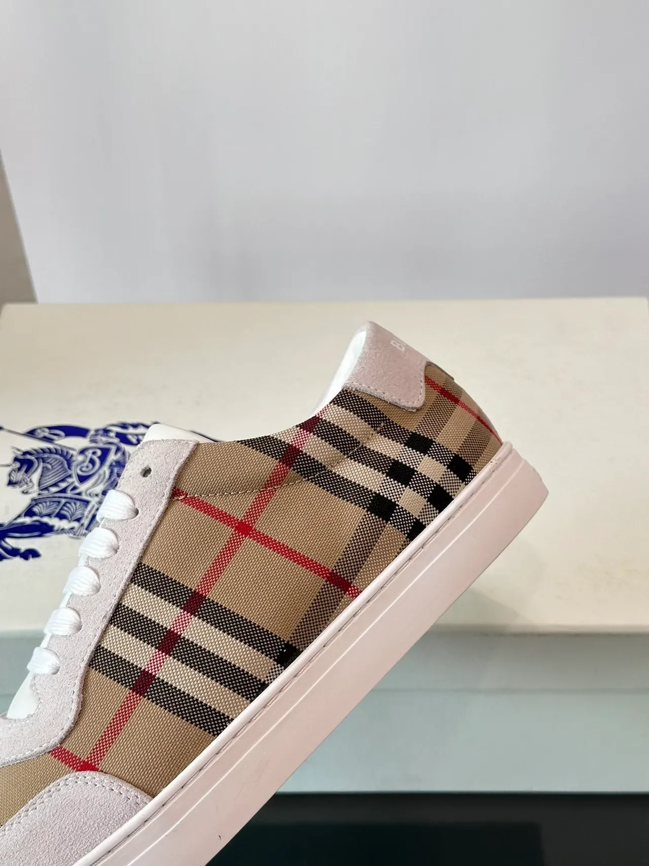 Burberry حذاء أسلوب حياة بيج براون House Check كانفاس أبير سويد أوفرليه 3