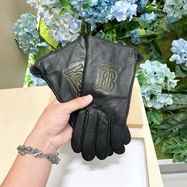 Burberry Luvas de Couro Bordadas Monogram Preto Dourado 3