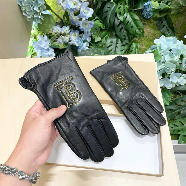 Burberry Luvas de Couro Bordadas Monogram Preto Dourado 5