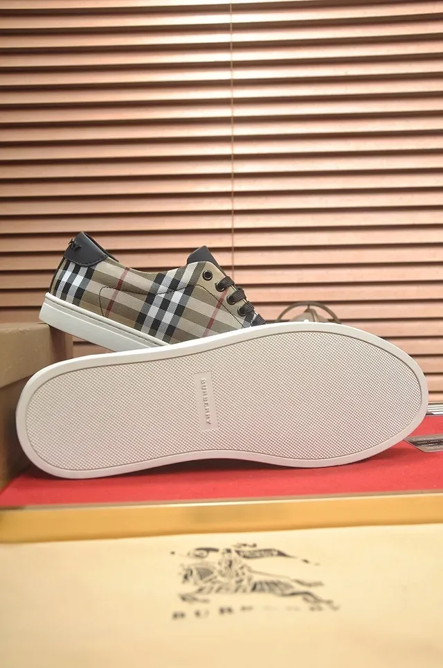 Burberry بانل الشيك لوتوب لايت ستايل سنيكرز 2