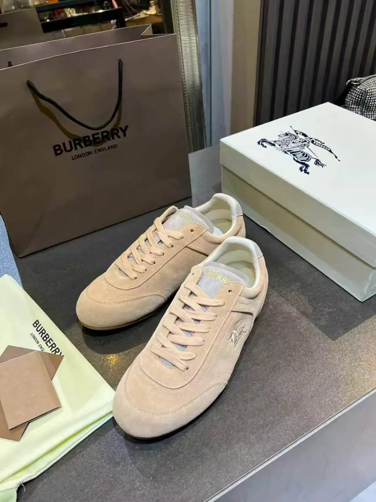 Burberry Knight حذاء رياضي بيج سويدي لايف ستايل 2