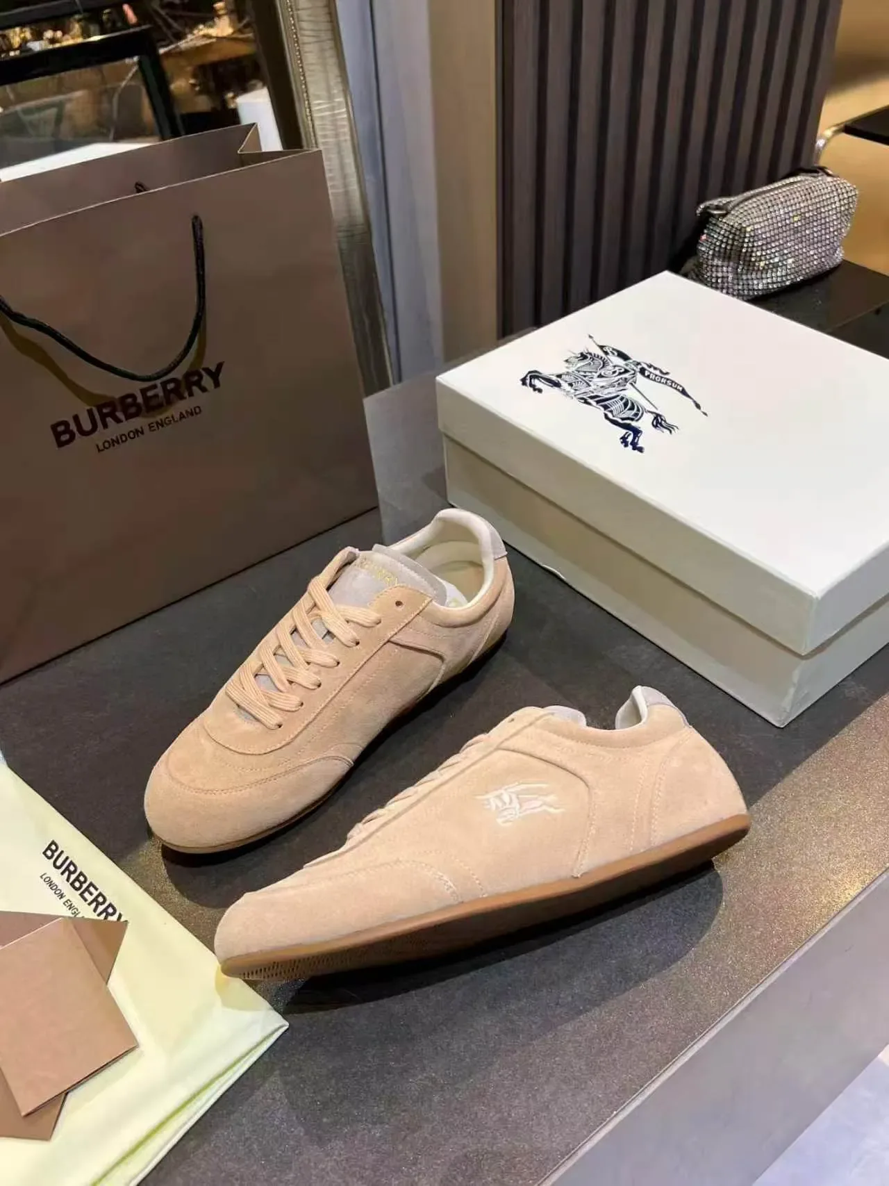 Burberry Knight حذاء رياضي بيج سويدي لايف ستايل 3