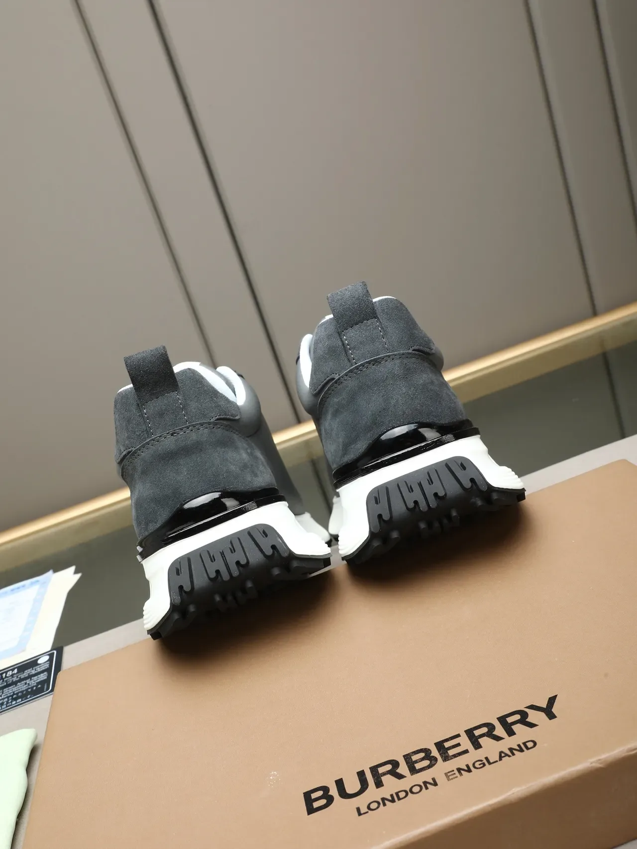 Burberry Knight Zapatillas Chunky de Gamuza y Cuero Gris 3