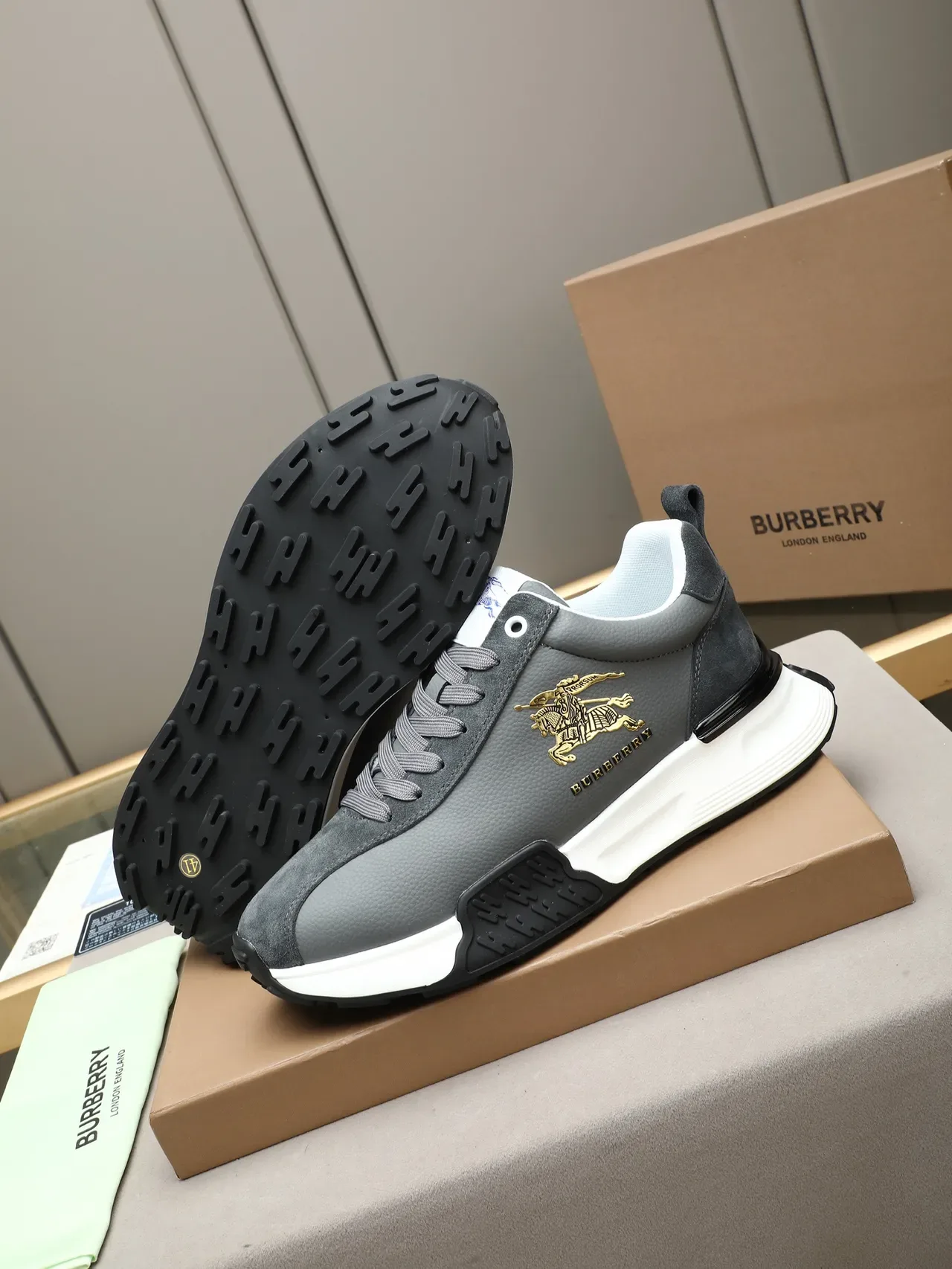 Burberry Knight Zapatillas Chunky de Gamuza y Cuero Gris 4