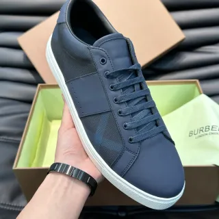 Burberry Lola Navy White أحذية رياضية أسلوب حياة من مواد مختلطة مع إدراجات نمط مكوّن من مربعات