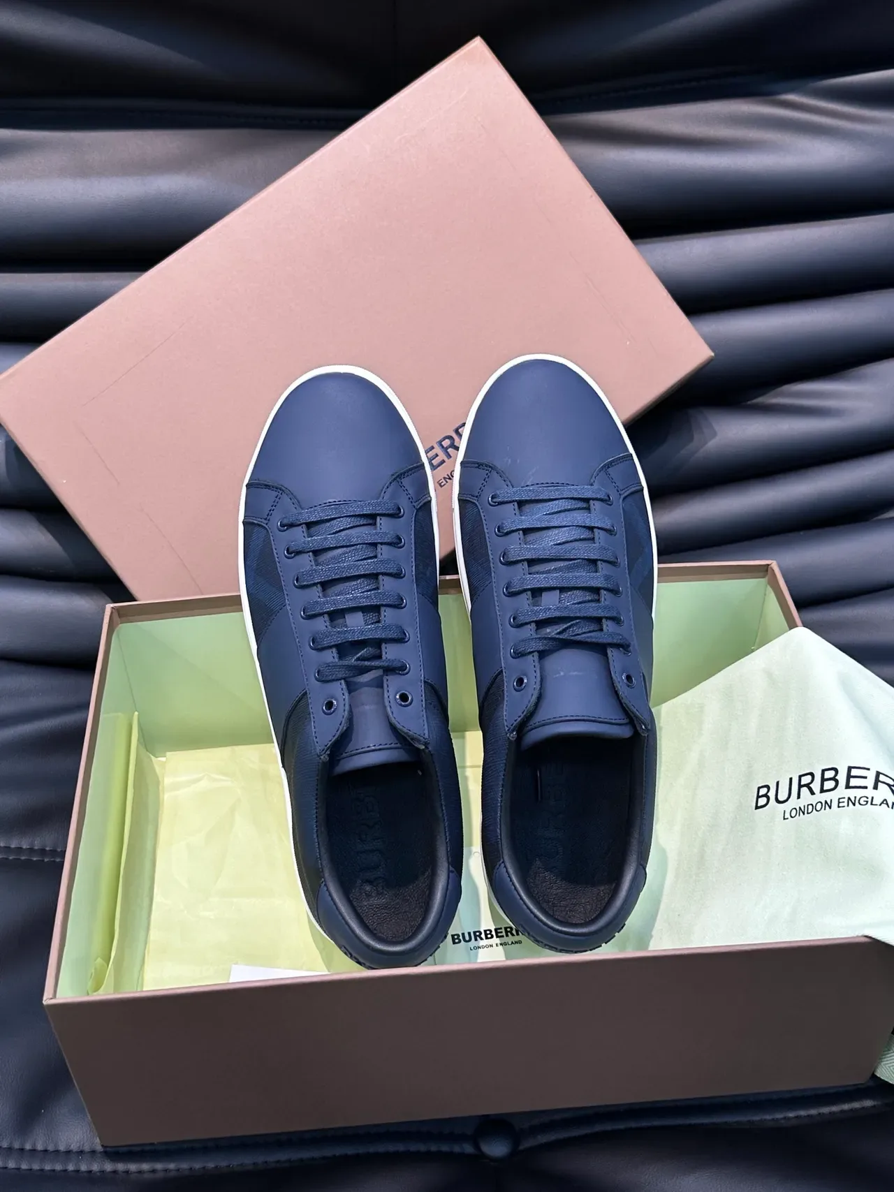 Burberry Lola Navy White Sneakers Lifestyle à matériau mixte avec inserts de motif à carreaux 3