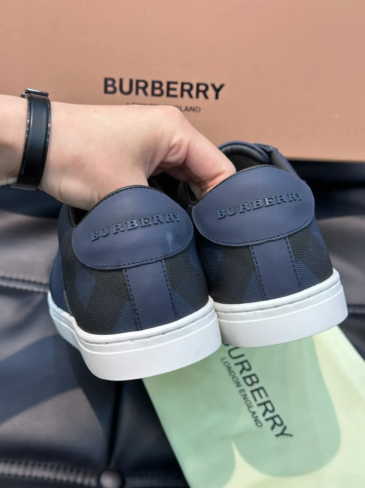 Burberry Lola Navy White Sneakers Lifestyle à matériau mixte avec inserts de motif à carreaux 4