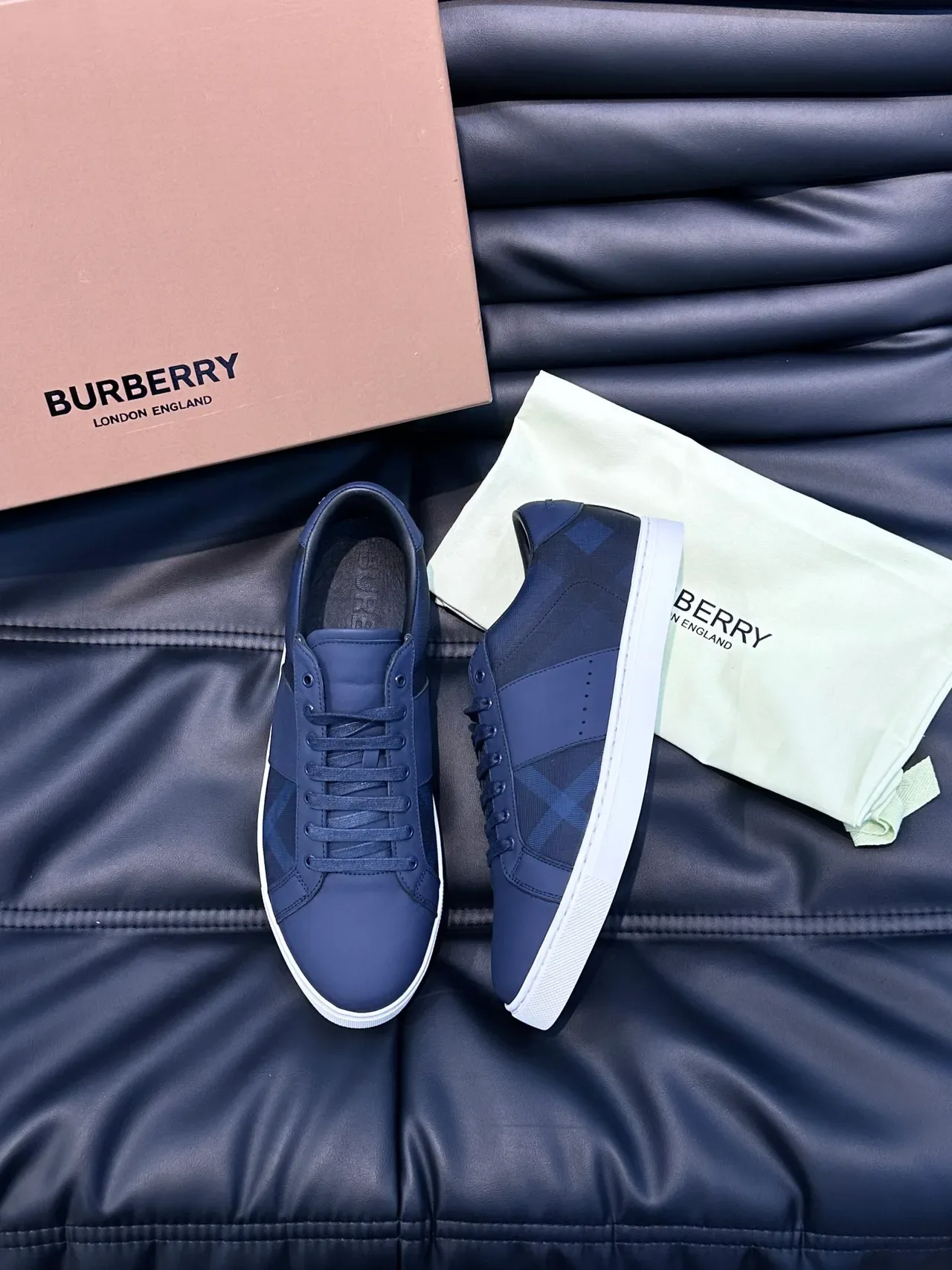Burberry Lola Navy White Sneakers Lifestyle à matériau mixte avec inserts de motif à carreaux 5