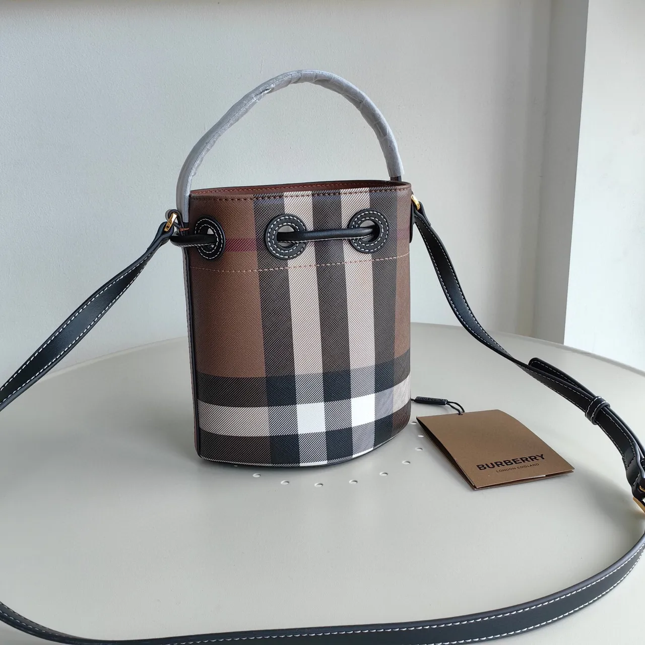 Burberry मिनी भूरा काला चेक-प्रिंट कैनवास गोल्ड-टोन TB मोनोग्राम बकेट बैग 3