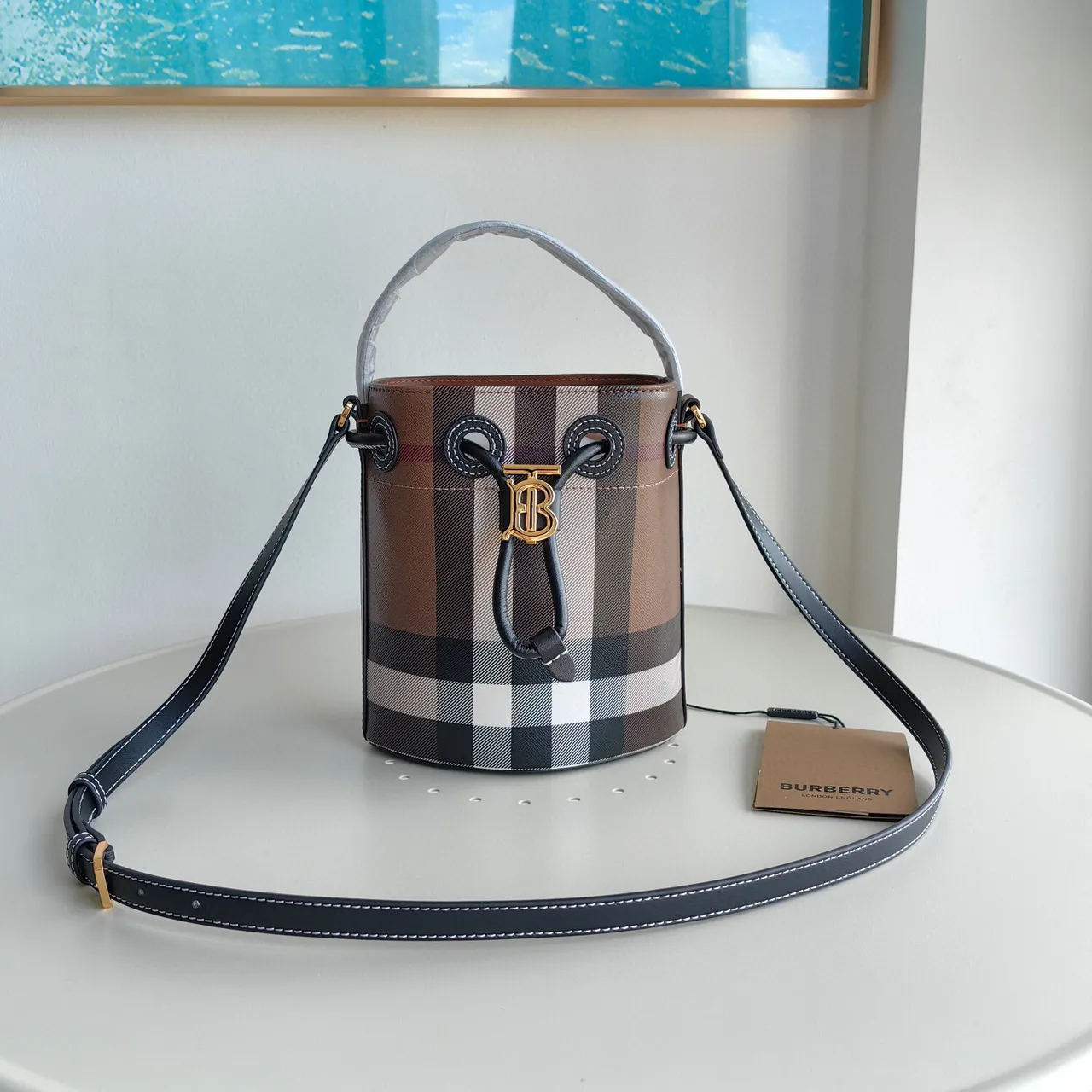 Burberry मिनी भूरा काला चेक-प्रिंट कैनवास गोल्ड-टोन TB मोनोग्राम बकेट बैग 5