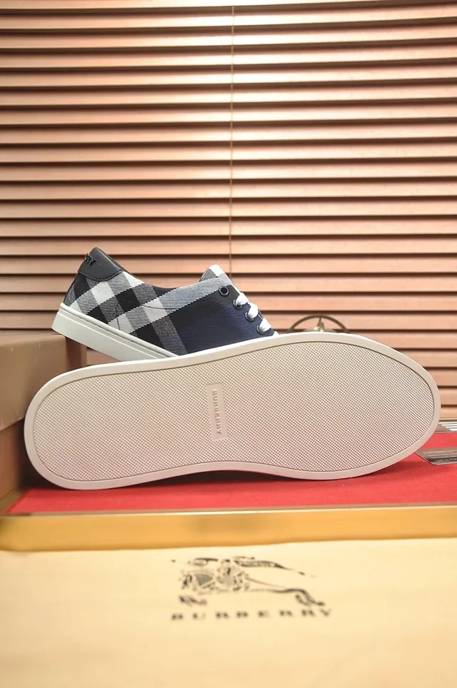 Burberry حذاء رياضي Navy White Canvas علو باترون مربعات لوح جانبي نمط أسلوب حياة 2