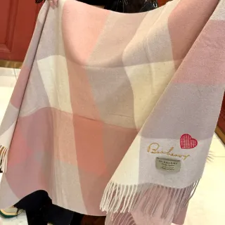 Bufanda Burberry de cachemira xadrez rosa bege com detalhe de coração bordado