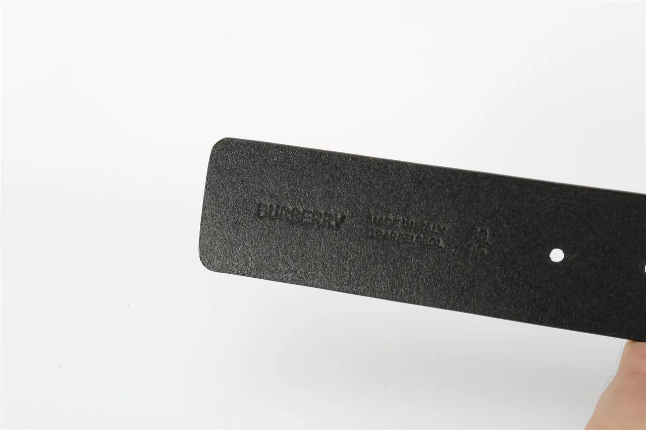 Burberry TB Cinto preto embossado com monograma de couro 16