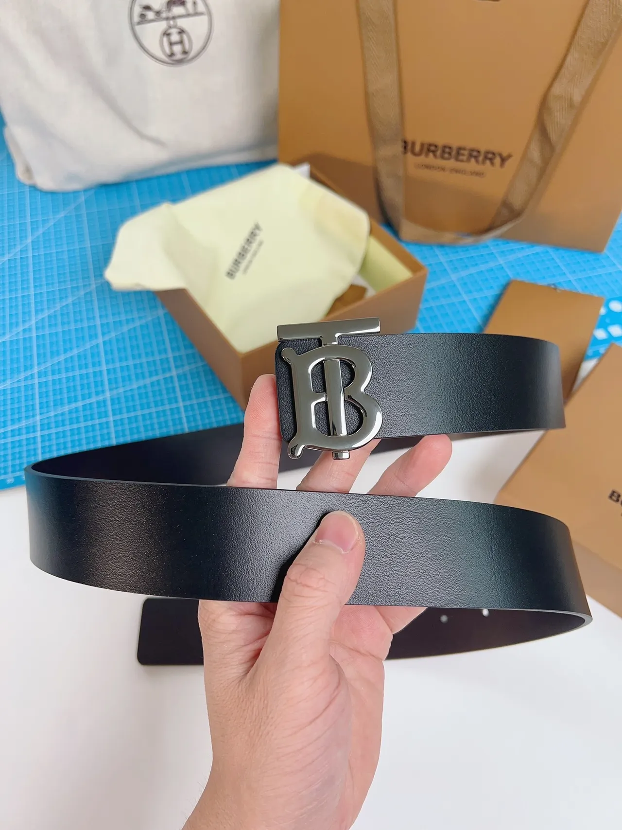 Burberry TB Monogram حزام جلد أسود 3