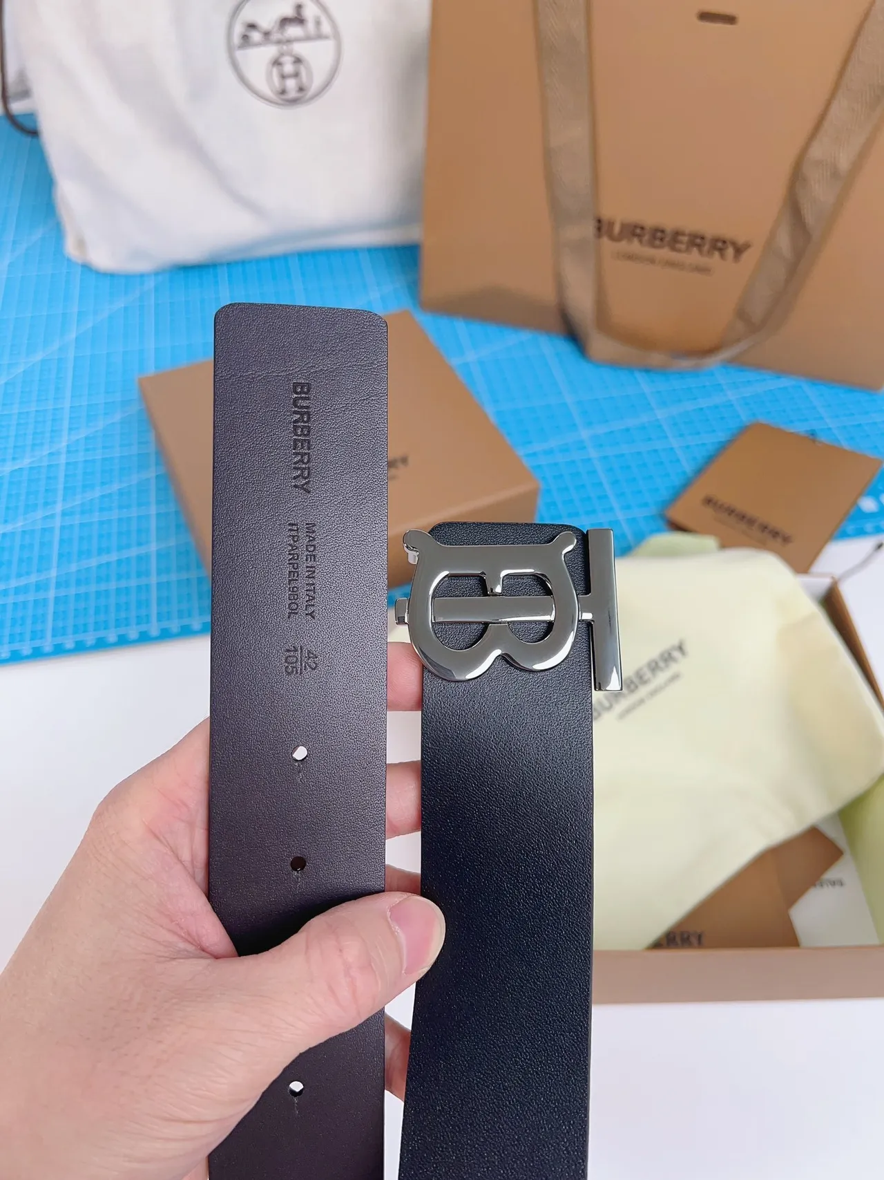 Burberry TB Monogram حزام جلد أسود 7