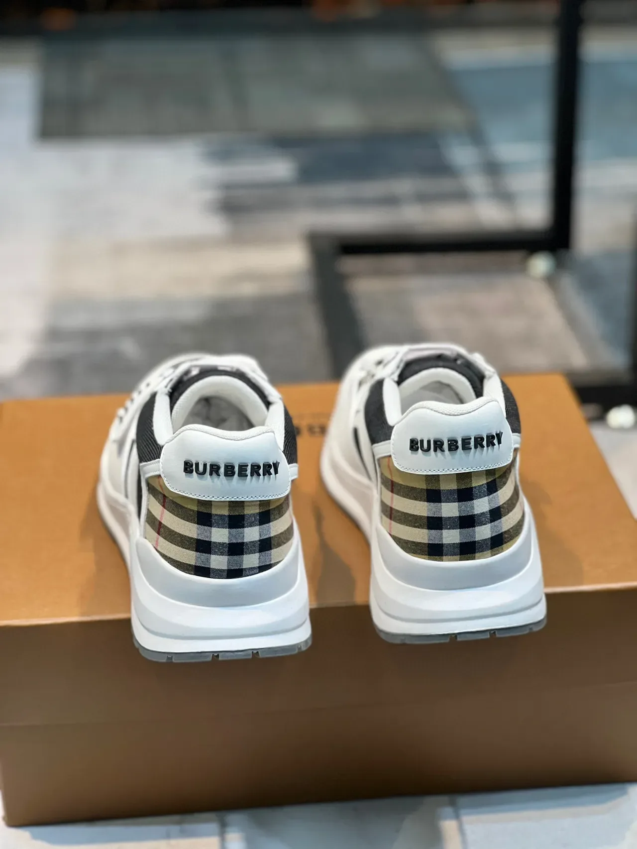 Burberry zapatillas lifestyle blancas y negras con suela chunky sculptada, paneles de malla y cuero 2