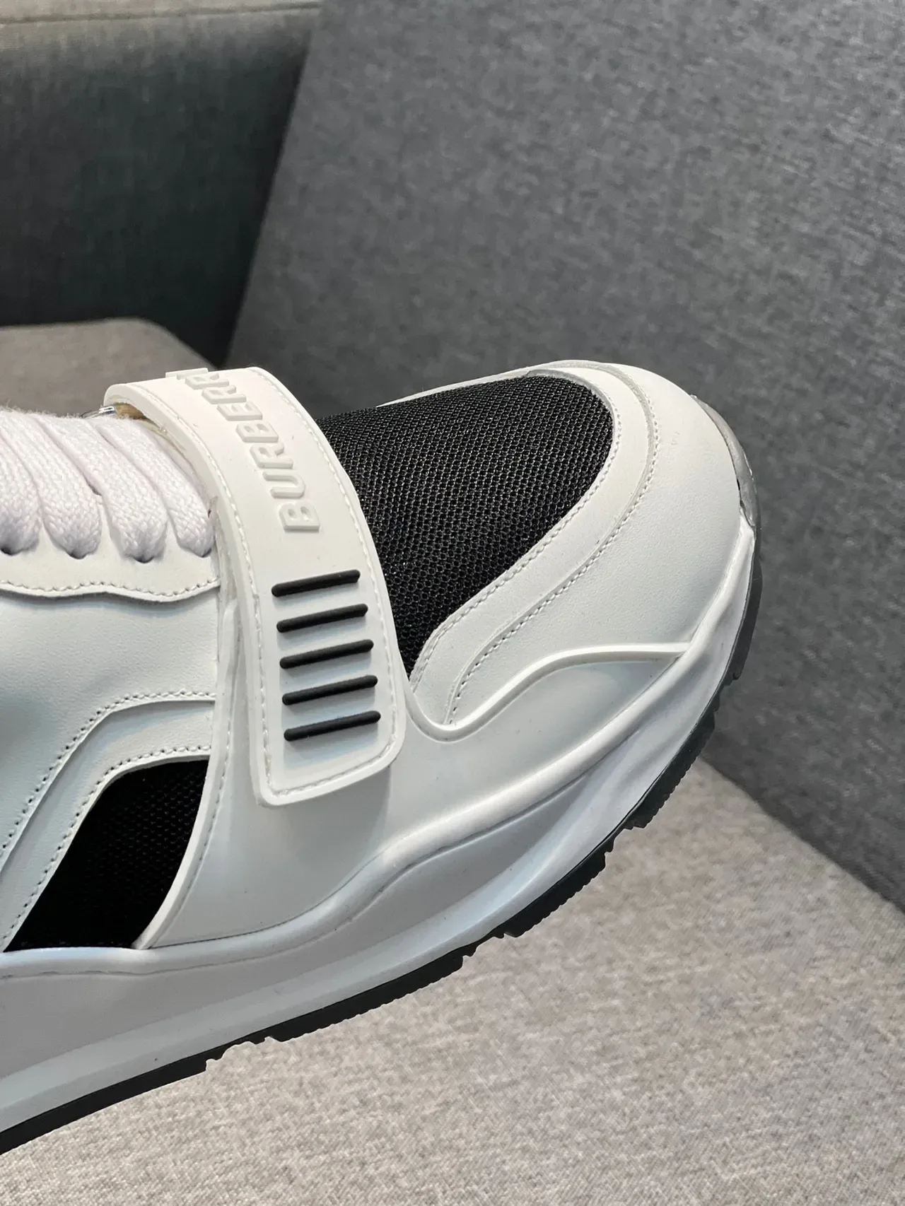 Burberry zapatillas lifestyle blancas y negras con suela chunky sculptada, paneles de malla y cuero 3
