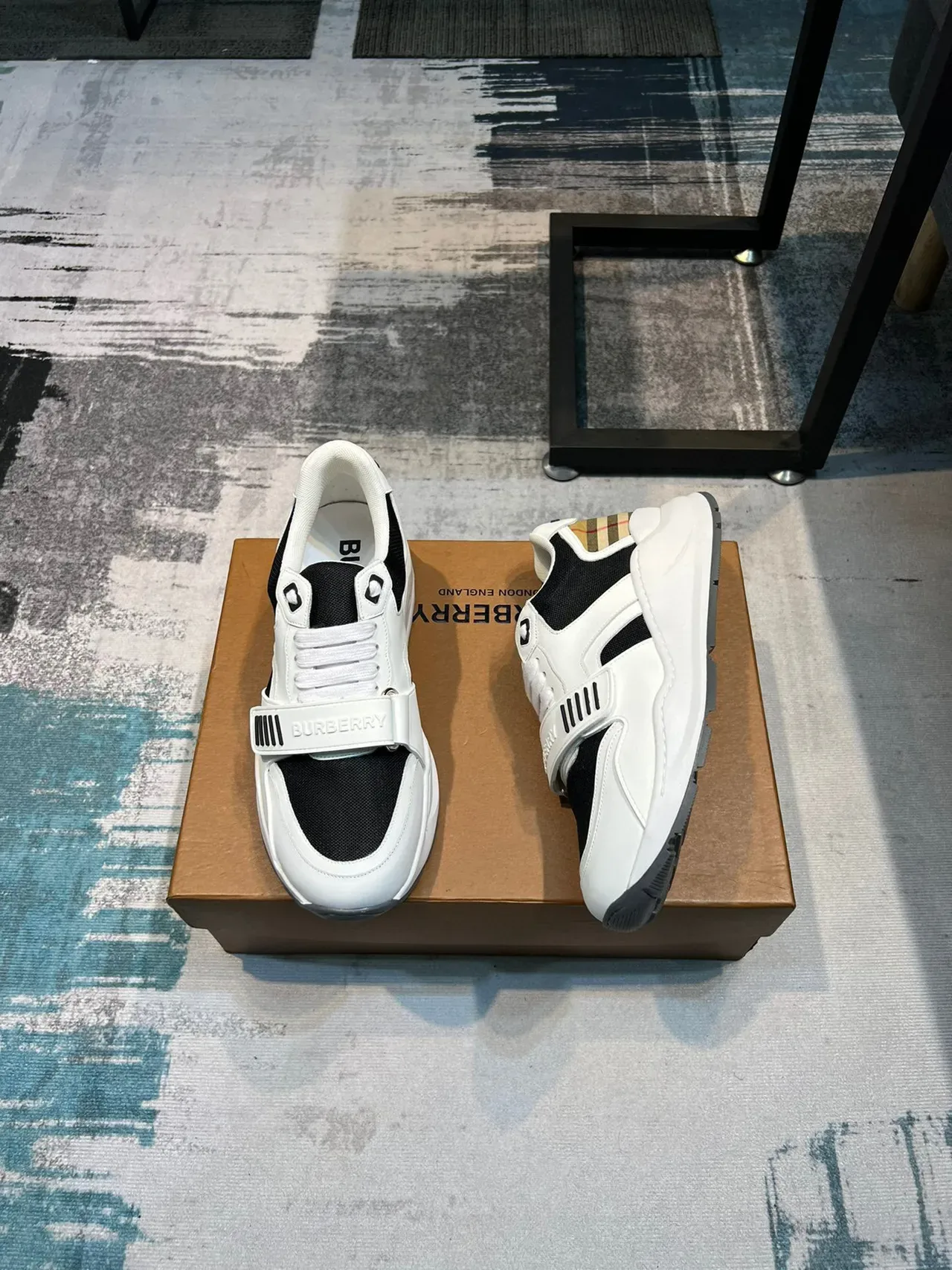 Burberry zapatillas lifestyle blancas y negras con suela chunky sculptada, paneles de malla y cuero 4