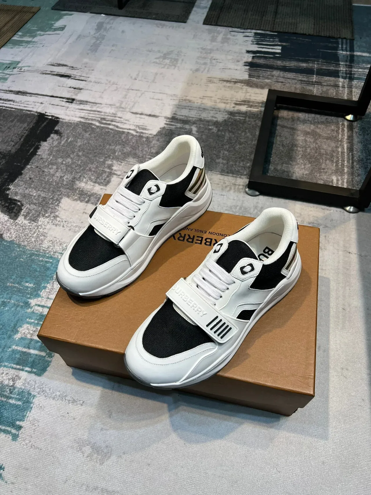 Burberry zapatillas lifestyle blancas y negras con suela chunky sculptada, paneles de malla y cuero 5