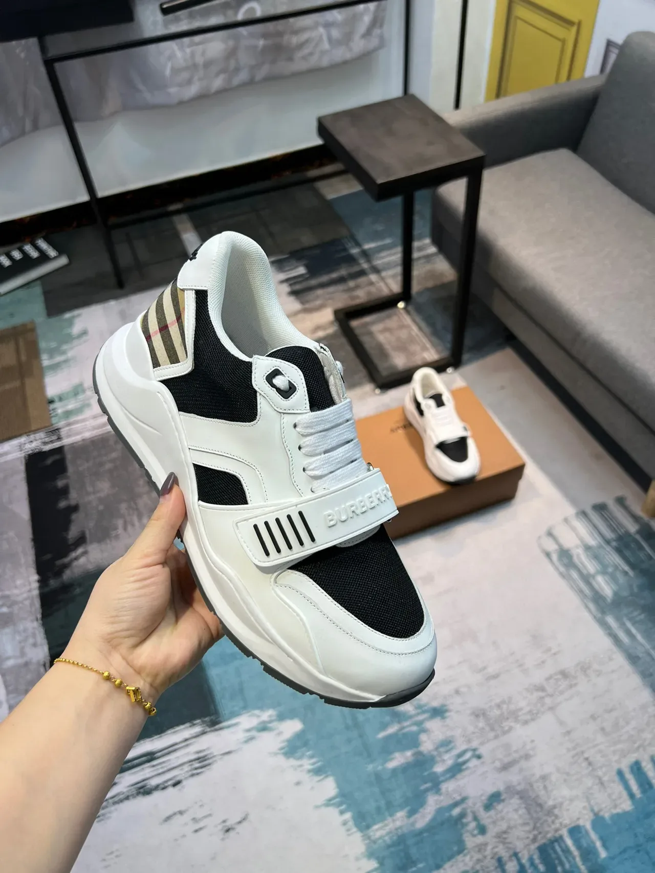 Burberry zapatillas lifestyle blancas y negras con suela chunky sculptada, paneles de malla y cuero 6