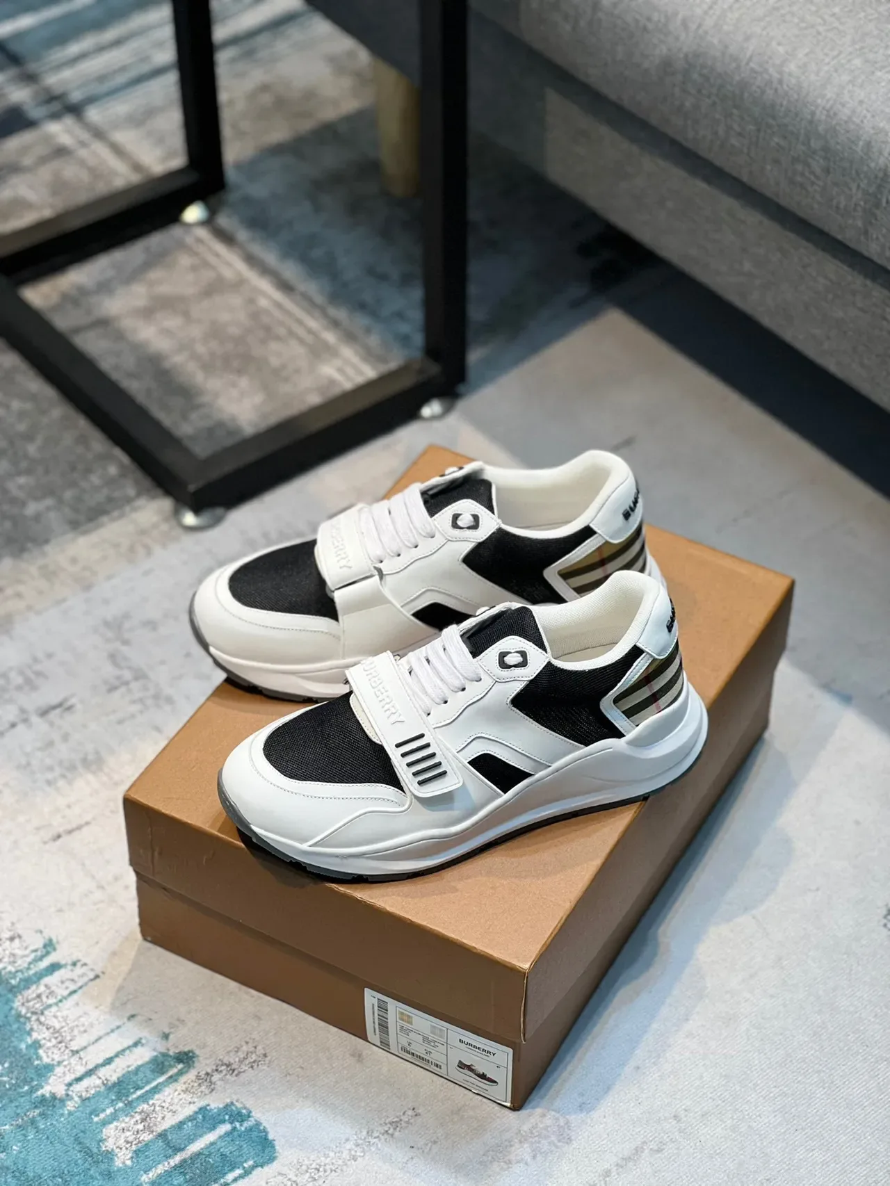 Burberry zapatillas lifestyle blancas y negras con suela chunky sculptada, paneles de malla y cuero 7