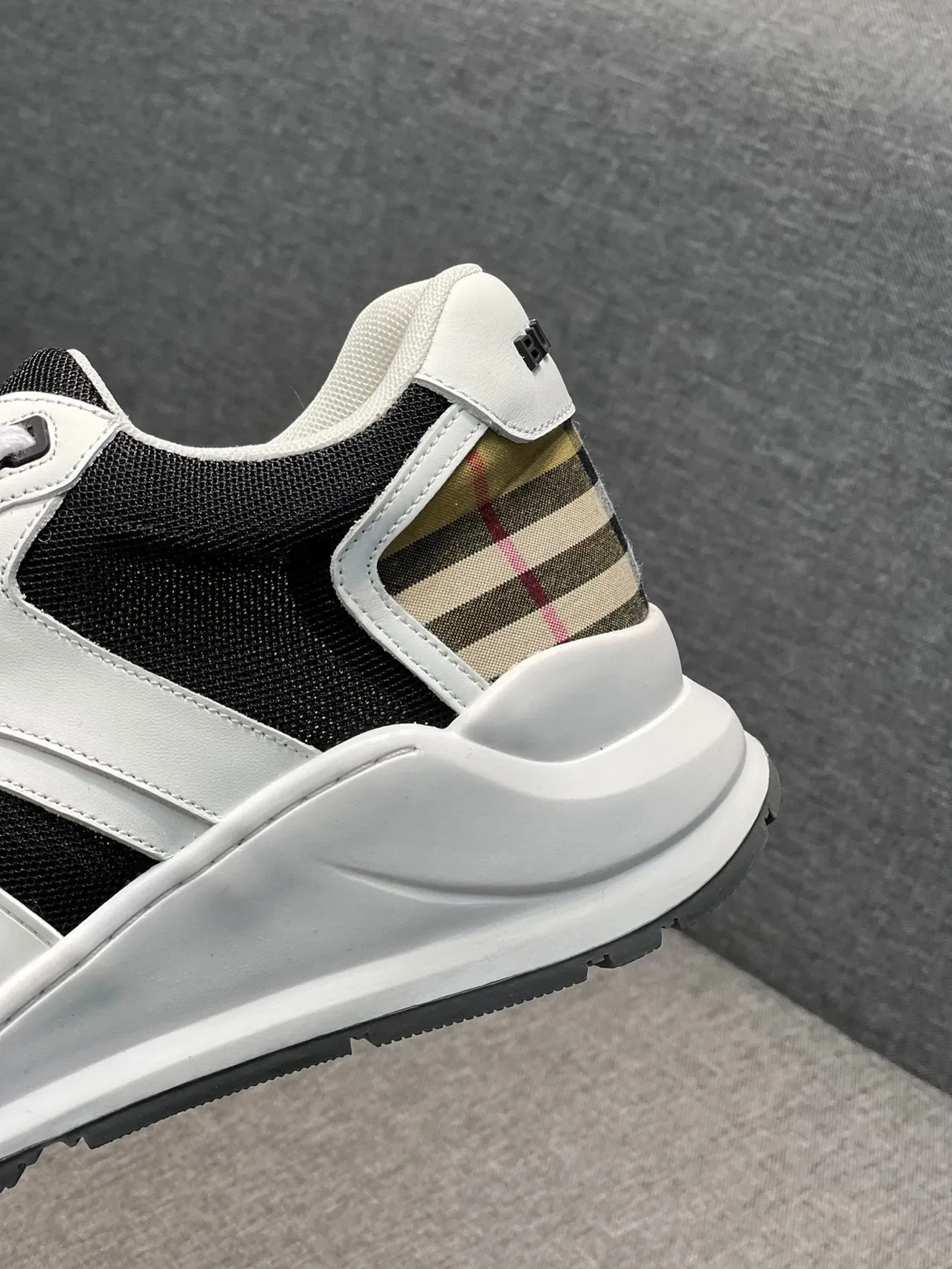 Burberry zapatillas lifestyle blancas y negras con suela chunky sculptada, paneles de malla y cuero 8