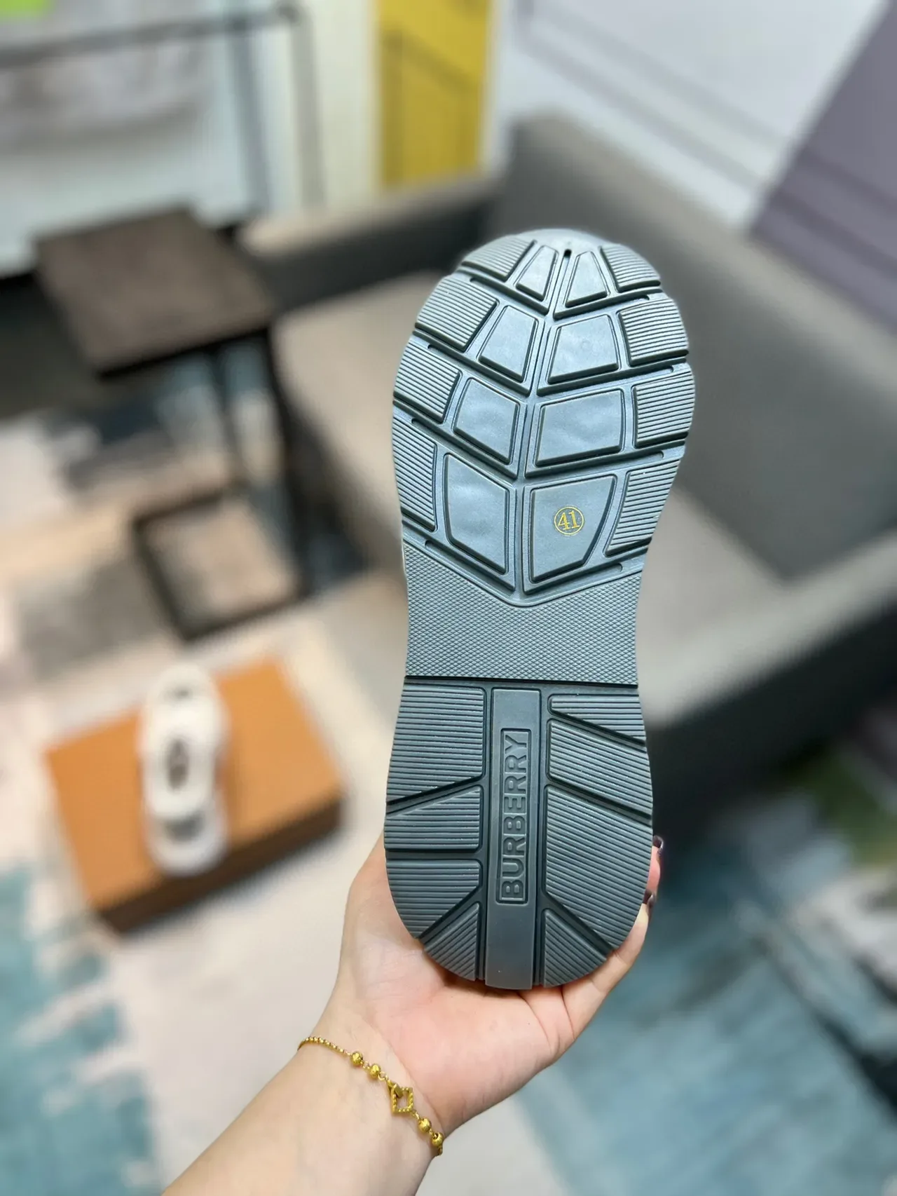 Burberry zapatillas lifestyle blancas y negras con suela chunky sculptada, paneles de malla y cuero 9