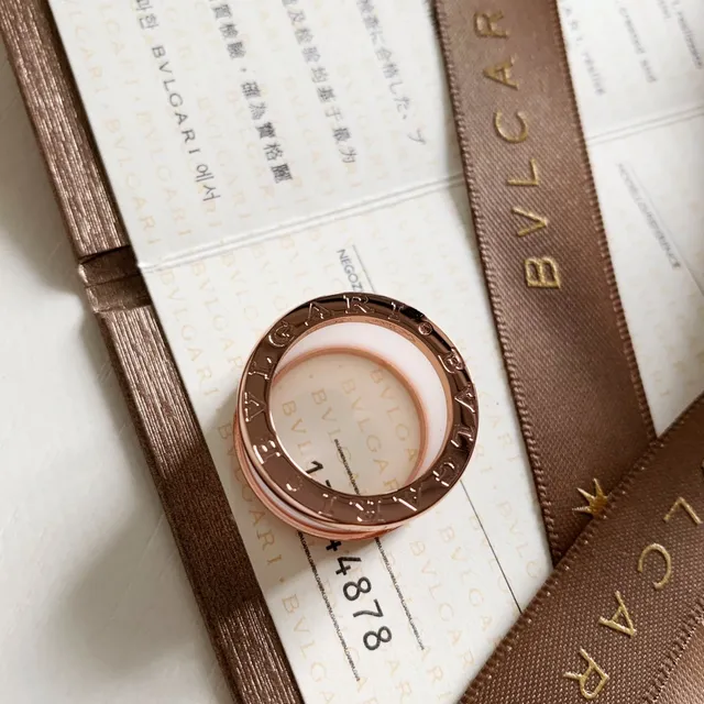 Bvlgari B.zero1 白色陶瓷和玫瑰金戒指 4