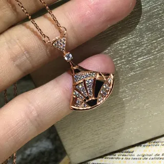 Bvlgari Divas’ Dream स्वर्ण काला पंखुदी आकार का पेंडेंट पावे क्रिस्टल सेटिंग नेकलेस