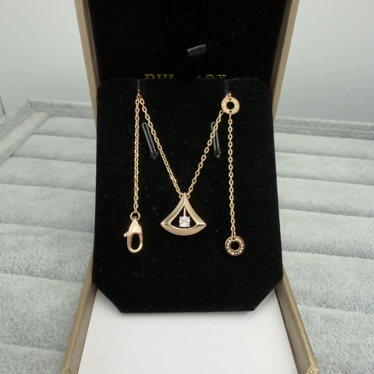 Bvlgari Divas’ Dream गोल्ड सिल्वर त्रिकोणीय पंखुदी खुला धातु सेटिंग लटकन हार 2