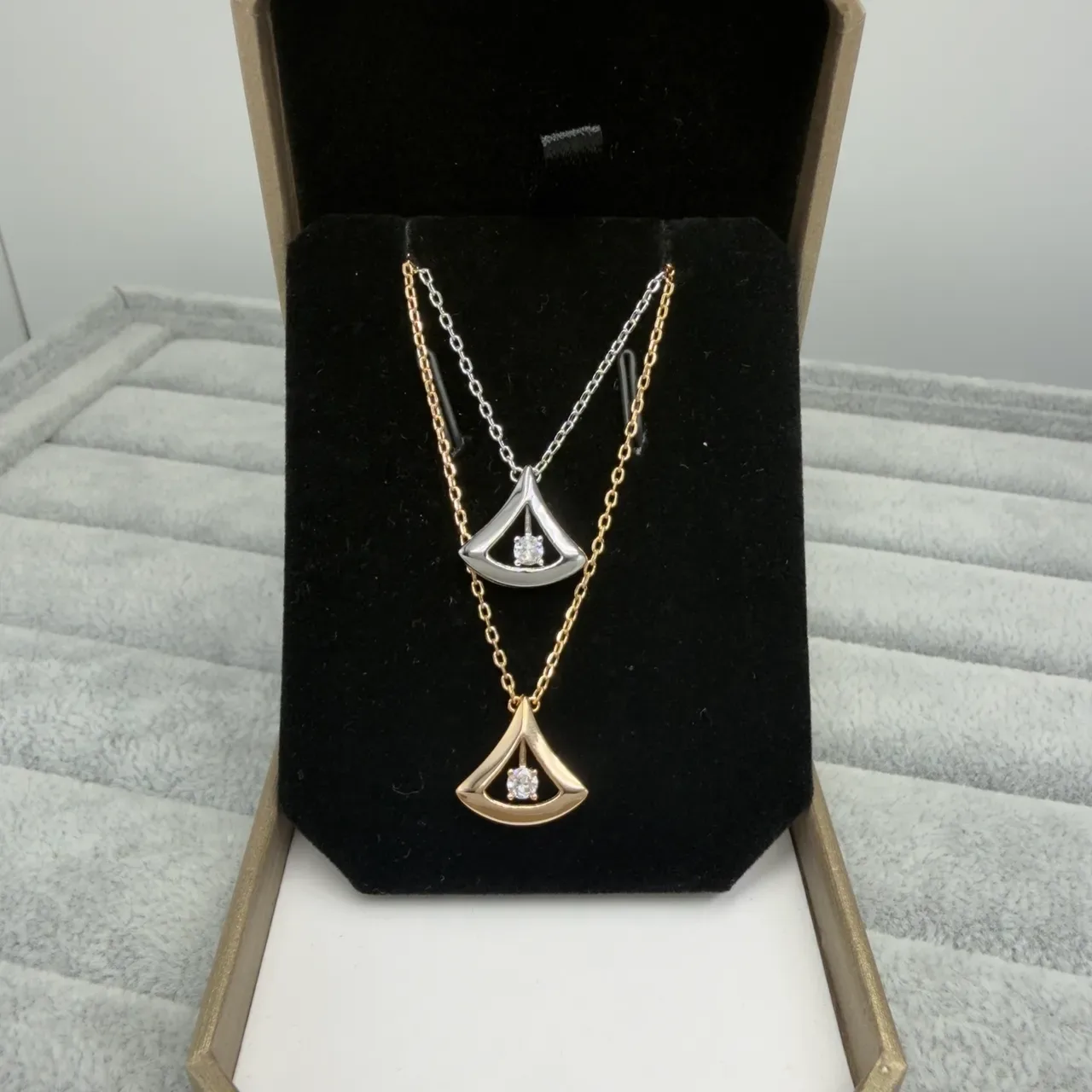 Bvlgari Divas’ Dream गोल्ड सिल्वर त्रिकोणीय पंखुदी खुला धातु सेटिंग लटकन हार 4