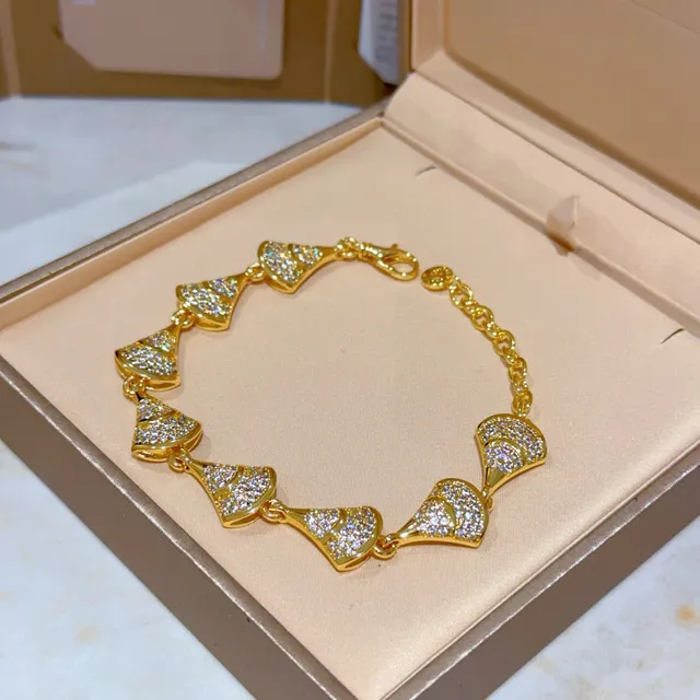 Bvlgari Divas’ Dream সোনালি টোন Pavé ক্রিস্টাল পালক আকৃতির ব্রেসলেট 4