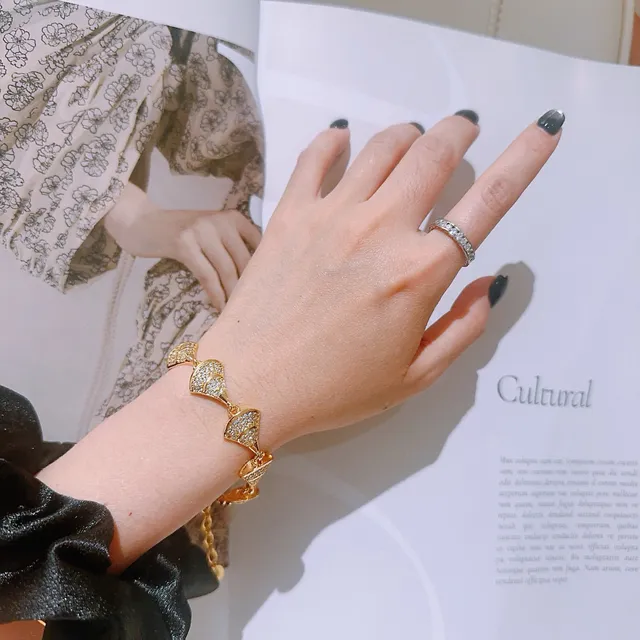Bvlgari Divas’ Dream সোনালি টোন Pavé ক্রিস্টাল পালক আকৃতির ব্রেসলেট 5