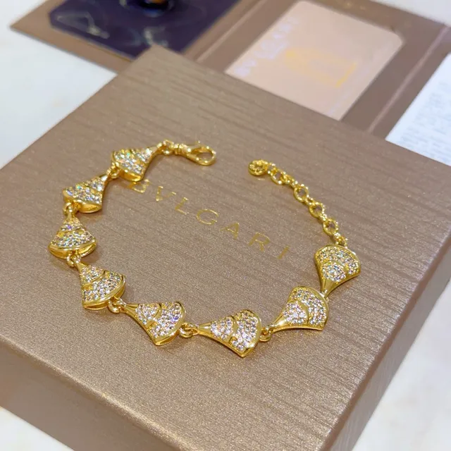 Bvlgari Divas’ Dream সোনালি টোন Pavé ক্রিস্টাল পালক আকৃতির ব্রেসলেট 7