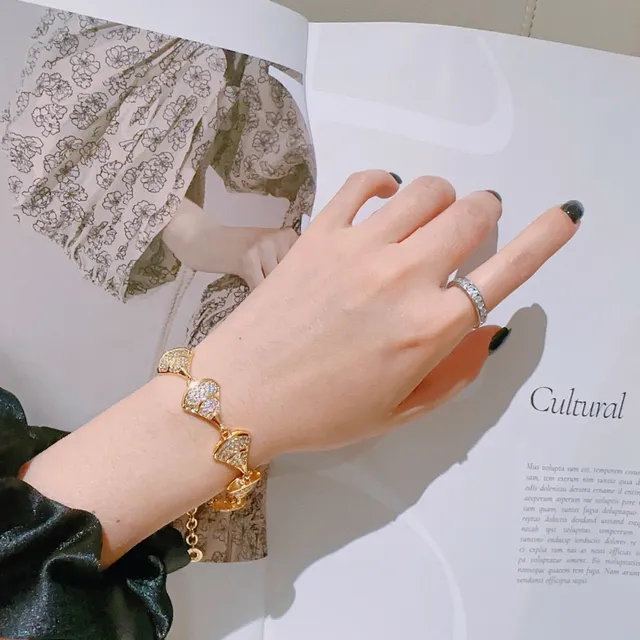 Bvlgari Divas’ Dream সোনালি টোন Pavé ক্রিস্টাল পালক আকৃতির ব্রেসলেট 8